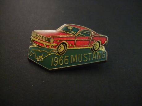 Ford Mustang 1966 blauwe onderkant ( naam afkomsig van het gevechtsvliegtuig de P-51 Mustang)